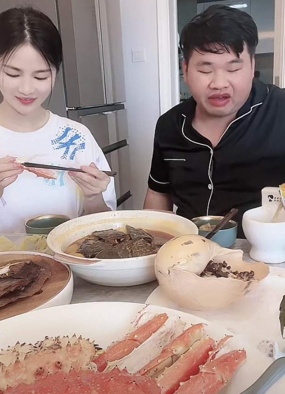 |冷少与正牌女友过节，帝王蟹大甲鱼堪称壕宴，网友觉得长相不搭