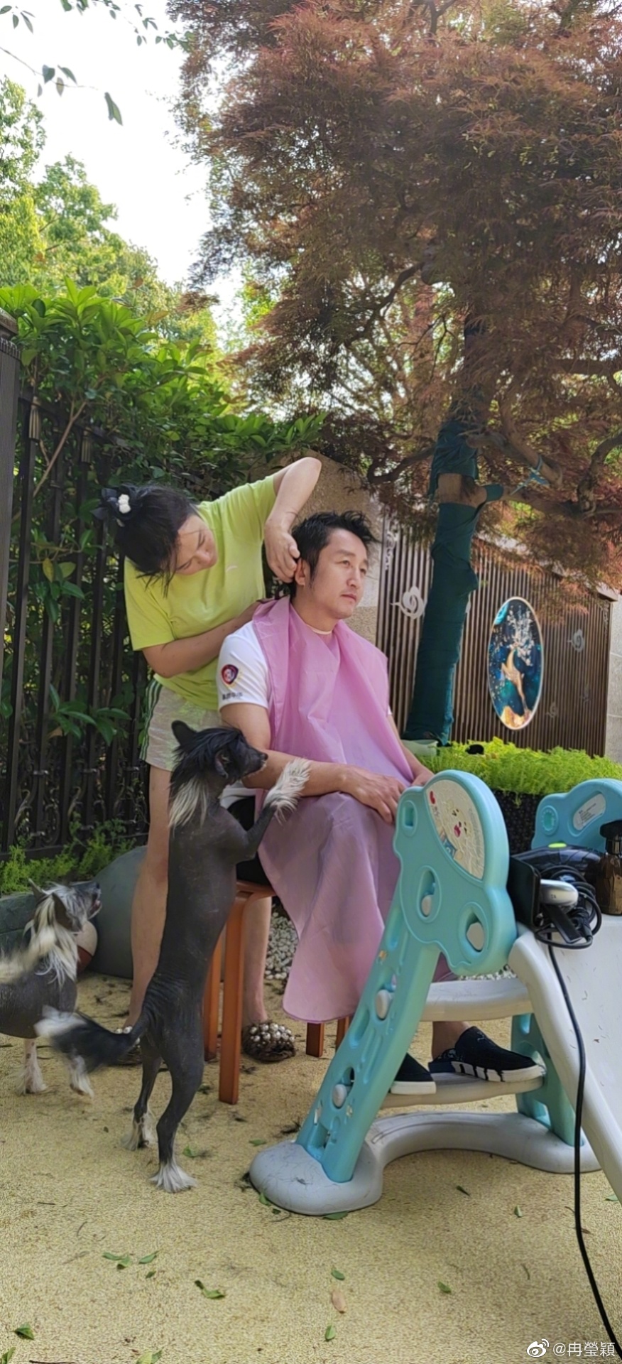 |邹市明一家为小儿子庆生，仨儿子同框如复制粘贴，娇妻自拍似整容