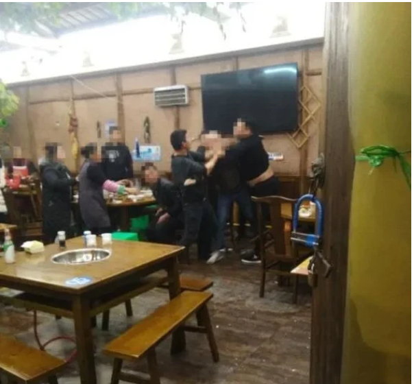 一男子请朋友到酒楼吃饭喝酒时,喝了几瓶解酒的饮料