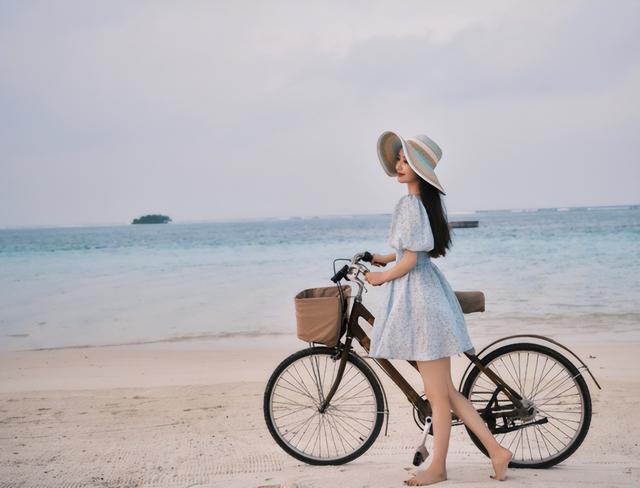 佟丽娅|佟丽娅沙滩上光脚骑车,打扮清新好减龄,40岁看起来依旧美如少女