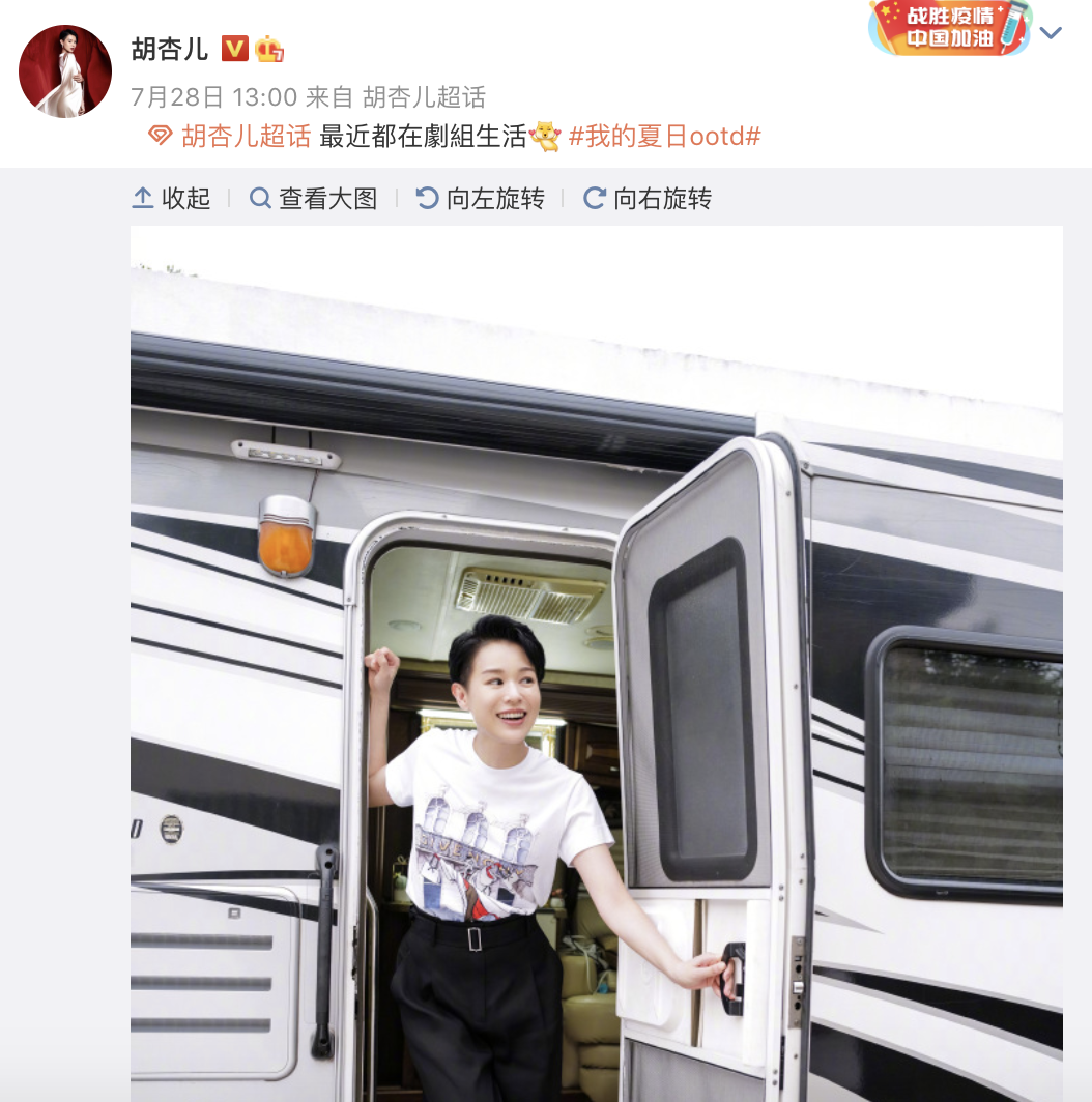 潘粤明|胡杏儿离港超4个月终于回家,和丈夫甜蜜约会,夫妻同框像兄弟