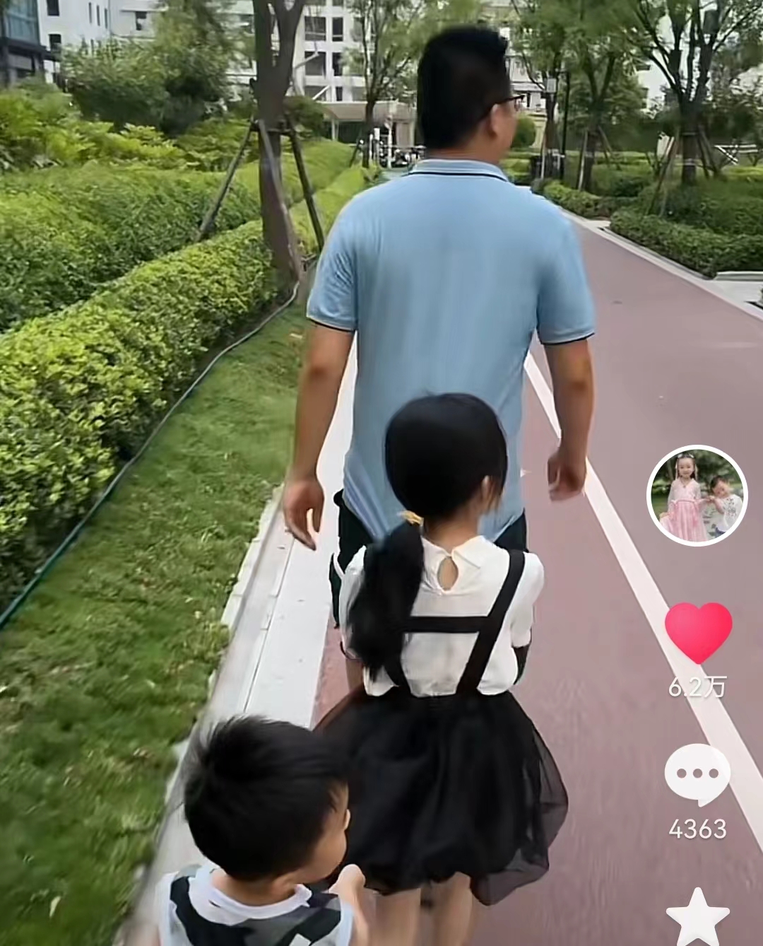 奇奇|田静晒姚威遛娃视频,公园内开小火车父爱满满,奇奇走路酷似爷爷