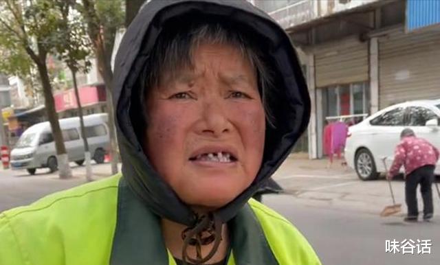 江苏省|江苏一男子野钓大丰收,在马路上如此处理鱼获,引来众人纷纷点赞