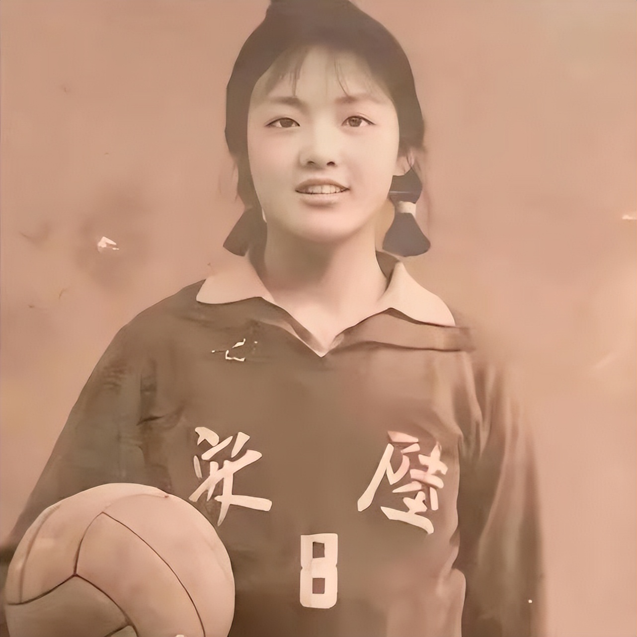 关晓彤|汪小菲又一次输了，可张兰却赢麻了，成长经历被曝光令人钦佩不已