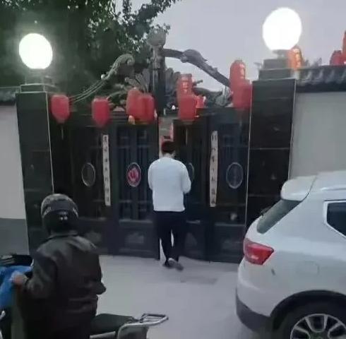 |现原形？朱小伟夜不归宿，喝到凌晨5点才回家，车费从门后扔出来