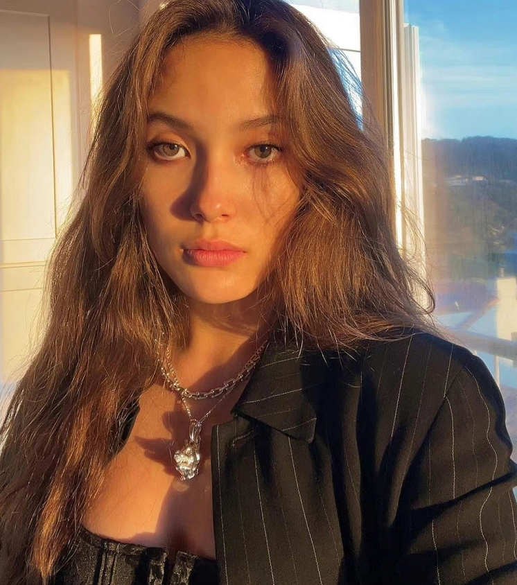 光芒 谷爱凌最新大片曝光!银色眼影配大红唇变欧美辣妹,穿挂脖裙超美