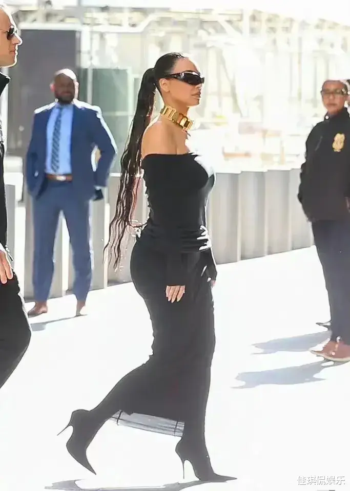 金·卡戴珊|同样的黑裙子,穿在刘雯和卡戴珊身上,这差异也太大了吧!