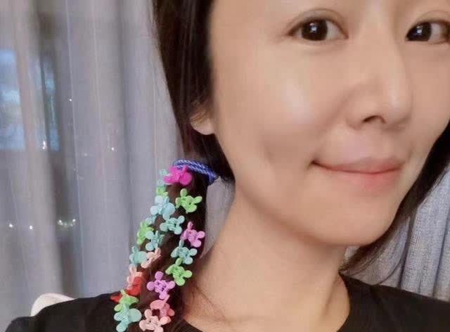 林心如|林心如晒5岁女儿给自己扎头发，小海豚的化妆技术不错，挺像爸爸