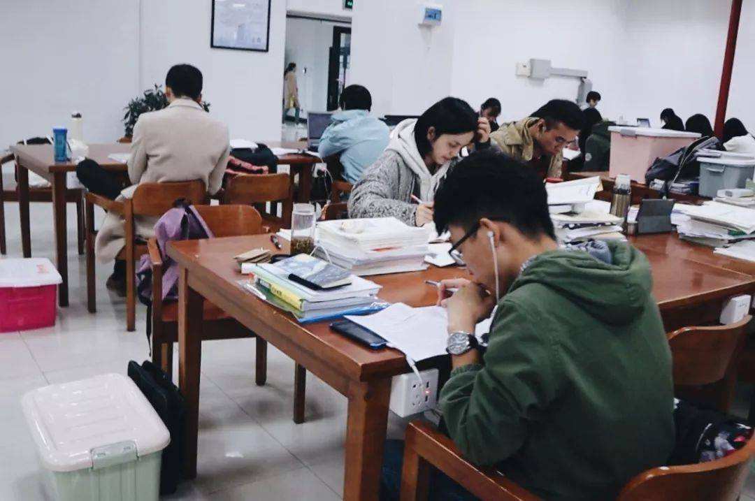 求职|35岁以上不好找工作？研究生招工被拒，年龄过大不好“画饼充饥”