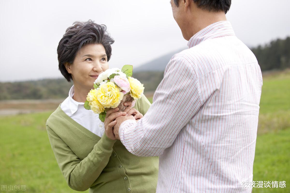 50岁大妈再婚36岁男人半年,大妈:年纪大了,爬不动山了