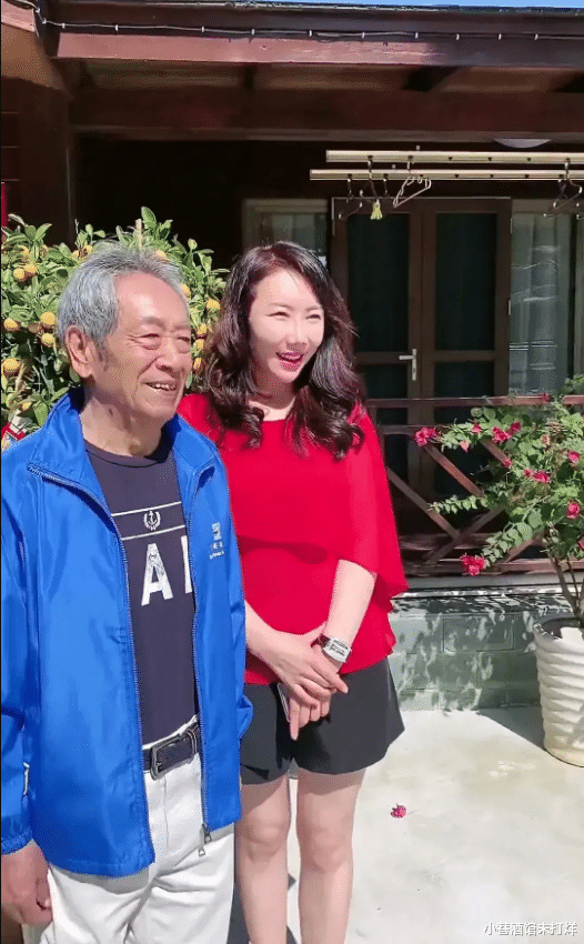 王奎荣|王奎荣携小37岁娇妻露面!头发全白皱纹明显,妻子戴30万表显富贵