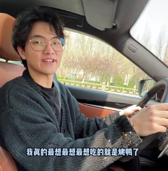 |千万网红痞幼翻车?接在国外的弟弟回家见男友,网友:封杀吧