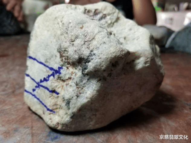 翡翠|大哥花两年私房钱买了块大家都不看好的石头,却不想成品竟让商家想回收