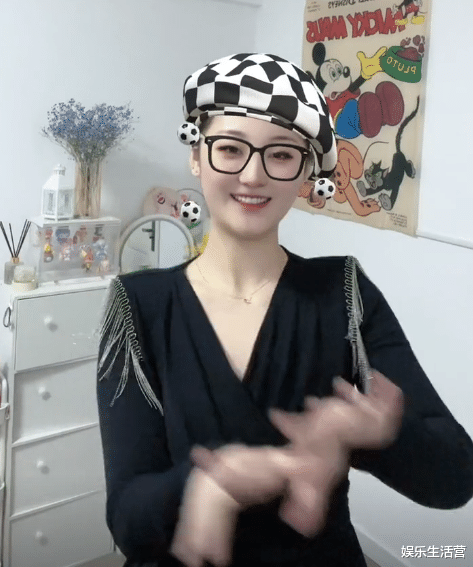 陈亚男|陈萌学陈亚男做手势舞，动作贴纸都一样，秀孕肚被指不如亚男善良