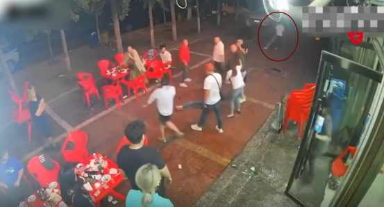 唐山烧烤店打人事件中,这些诡异的,让人费解烧脑的画面?