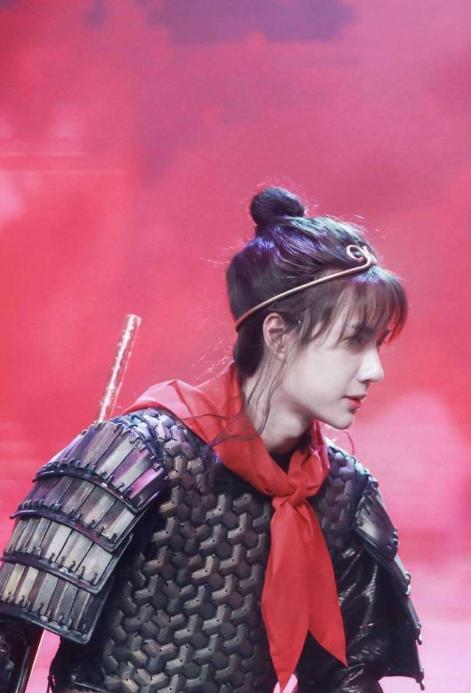 王一博|怪不得最近不见王一博的踪影，原来是当奥特曼跳街舞去了