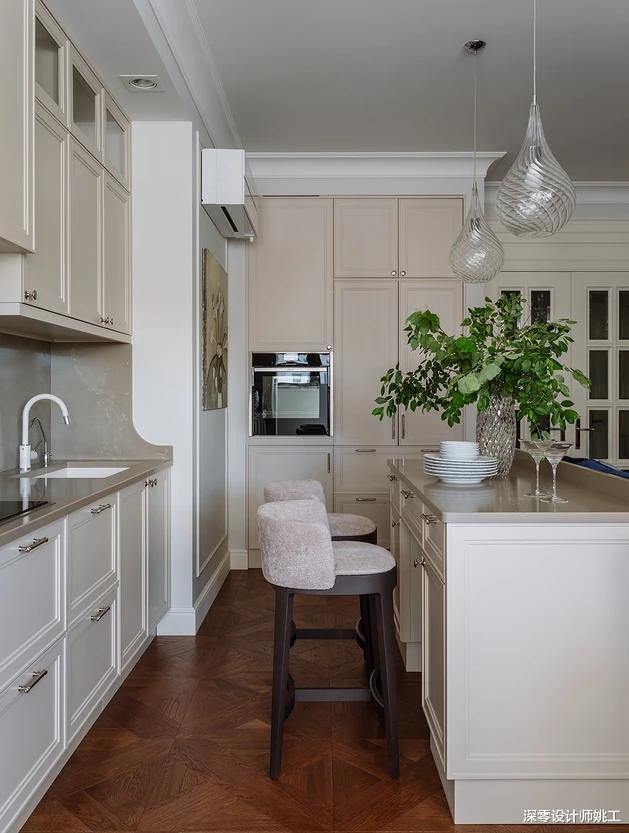 128㎡时尚多彩三居室,客餐厨一体化,卫生间二分离,氛围温暖