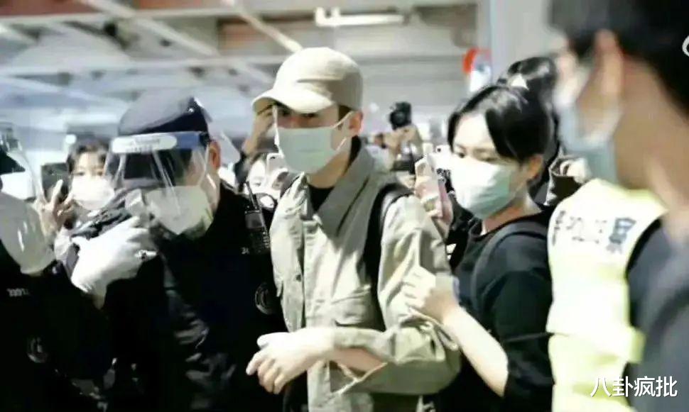 蒋欣|张云龙保护代拍?AB纹身意义?蒋欣截胡赵V?周震南高风险?三字嫌弃网剧?