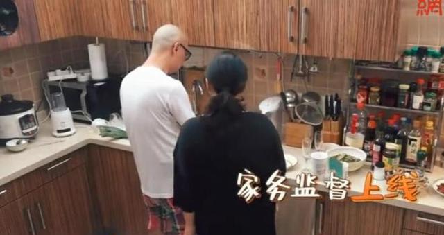 参观傅首尔住的豪宅,大门都是镀铜设计,室内装修豪华到令人羡慕