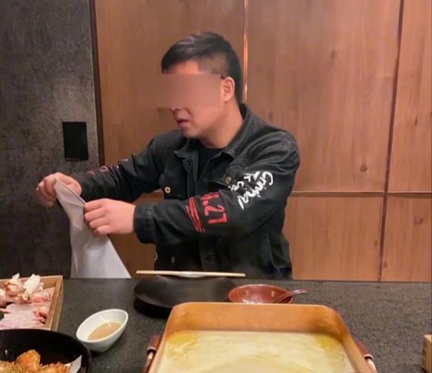 女模特和男网友初次约会,点2万元火锅,结果被对方揩完油后逃单