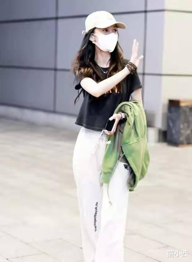 Angelababy|“Angelababy杨颖”气质真绝!穿抹胸上衣配超短裙,尽显细腰长腿