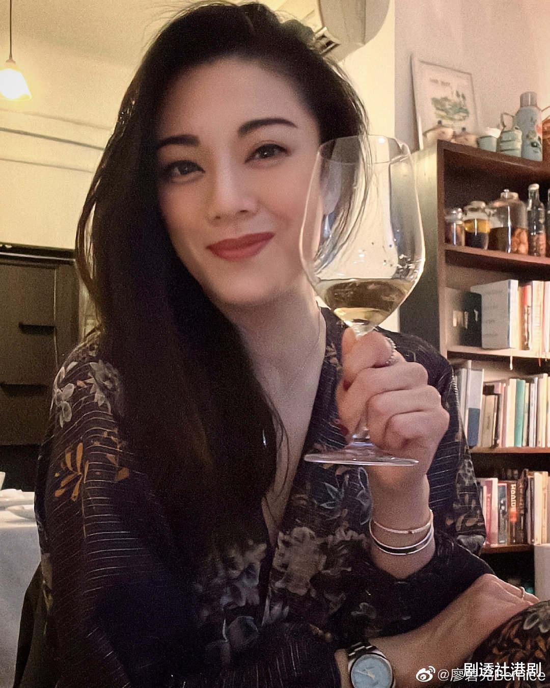 廖碧儿|惊喜!TVB前花旦10年后重返电视城开工,曾为嫁豪门不介意做后母