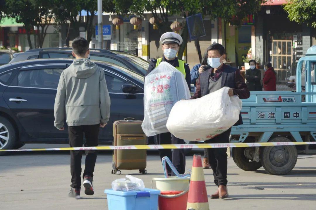 大学生|大学生放假遭家长无情嘲笑，丐帮帮主都比你体面，假装咱俩不认识