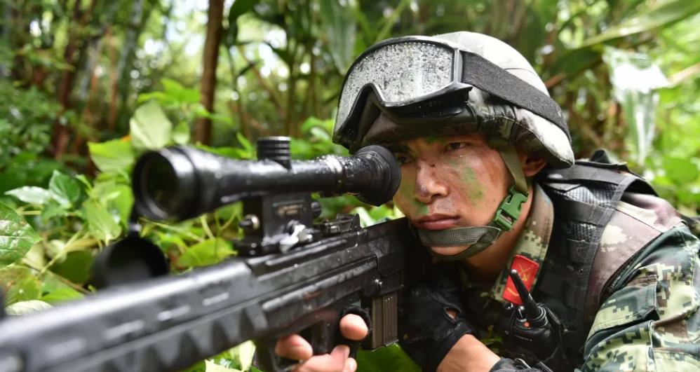 狙击手|撒贝宁当面问教练:被狙击手瞄准后,跑S线还是直线?答案仅6字