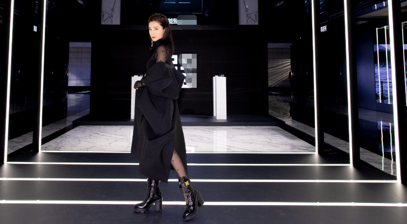 中国电影金鸡奖|49岁李冰冰罕走性感风!穿黑丝躺沙发秀美腿,戴超大金项链好霸气