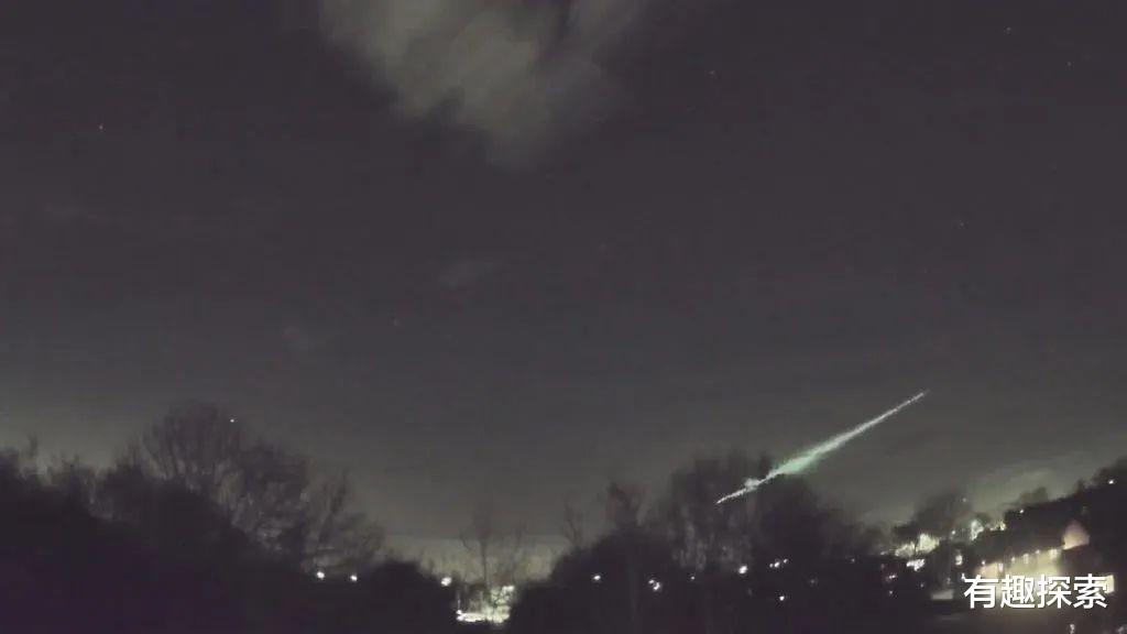 熊熊火球掠过英国,为何火球颜色为蓝绿色呢?可能含这种元素