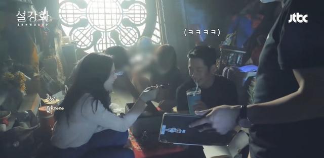 丁海寅|登上热搜!《雪降花》Jisoo、丁海寅浪漫顶楼咖啡吻,花絮大公开