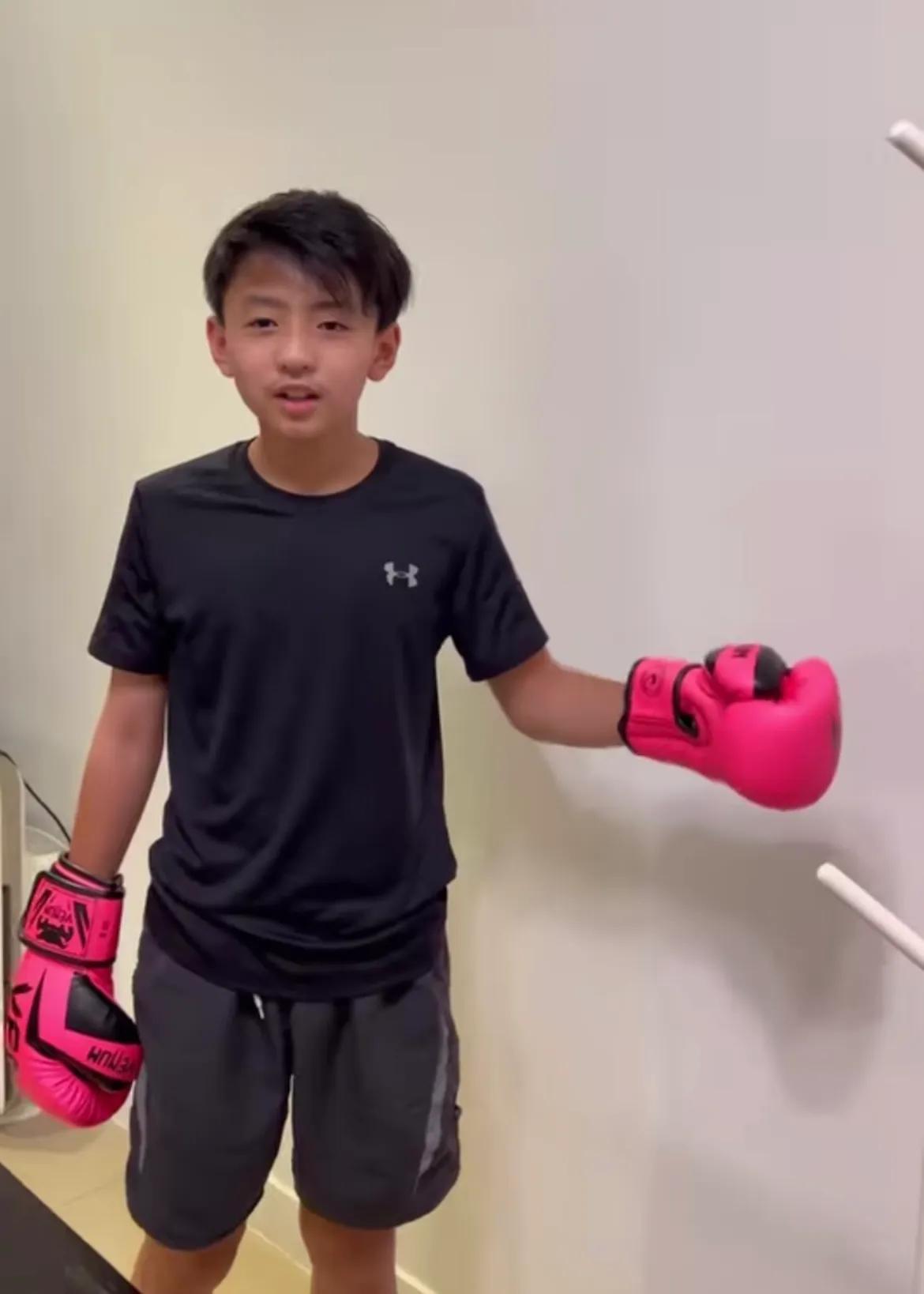 刘晓庆|张柏芝晒二儿子练拳,12岁小Q脸上稚气褪去变帅,跟谢霆锋很像