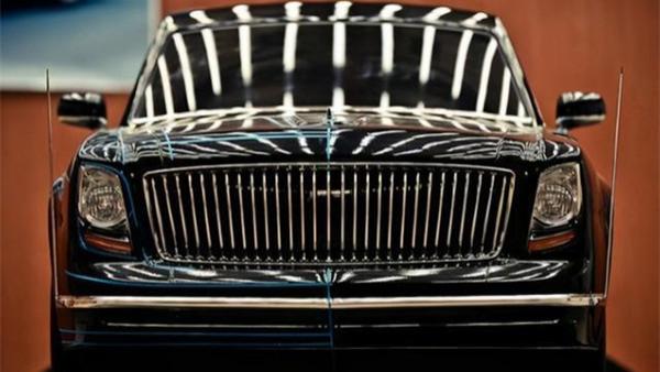 国产红旗推出新豪车，前脸撞劳斯莱斯，百闻难得一见