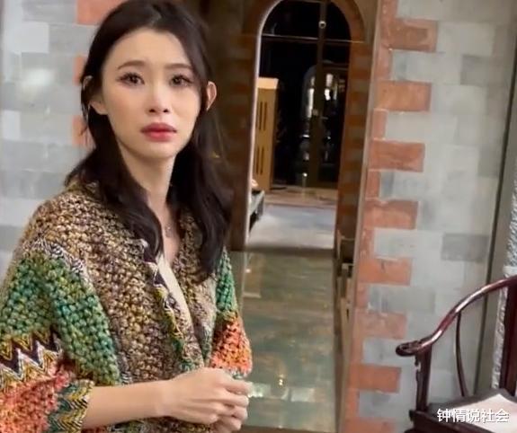 云南一女孩入住酒店被装修风格吓哭,网友不解,看到绣花鞋秒懂