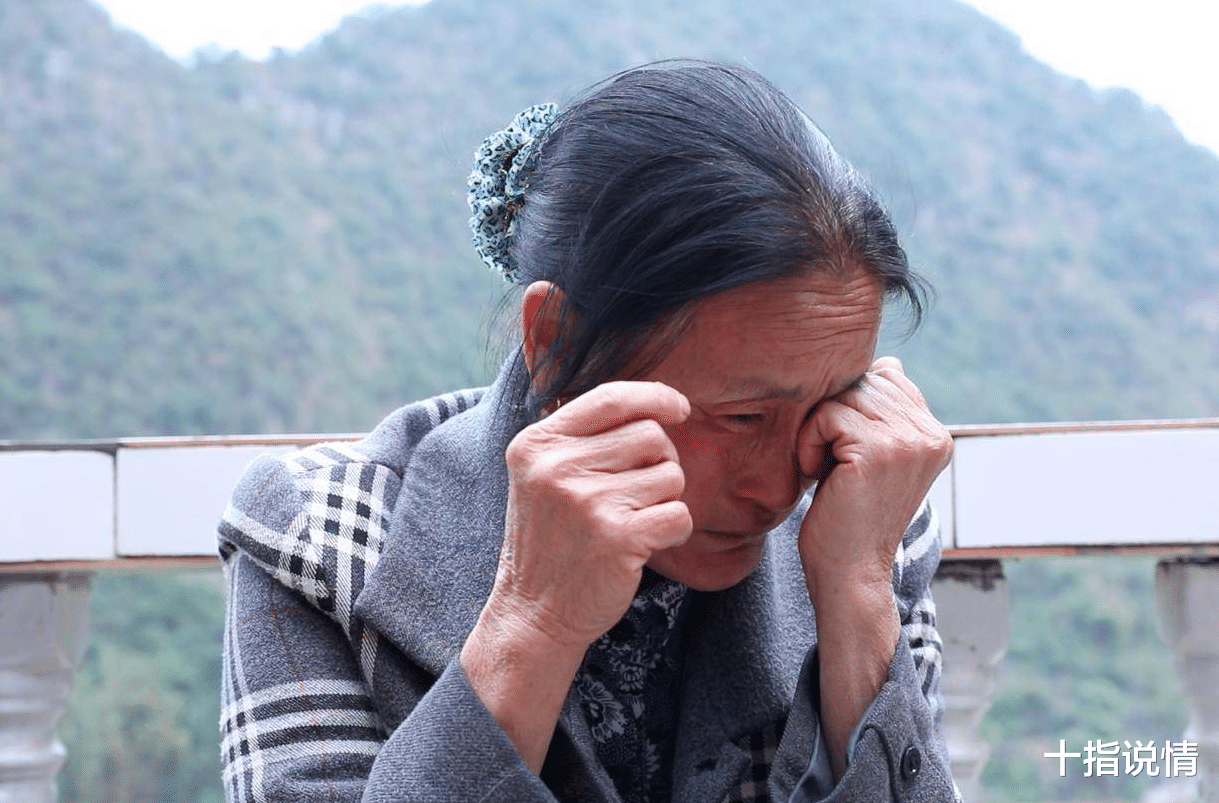 六旬夫妻带着全部家当去女儿家养老,女婿愤怒:你们连门都不配进