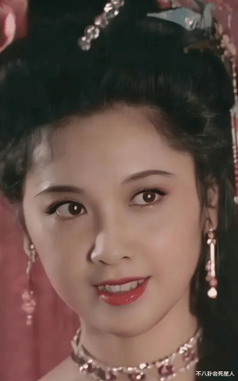 布兰妮·斯皮尔斯|别迷恋纸片人身材了！这7位挂历美人告诉你，浑身是肉也能很好看