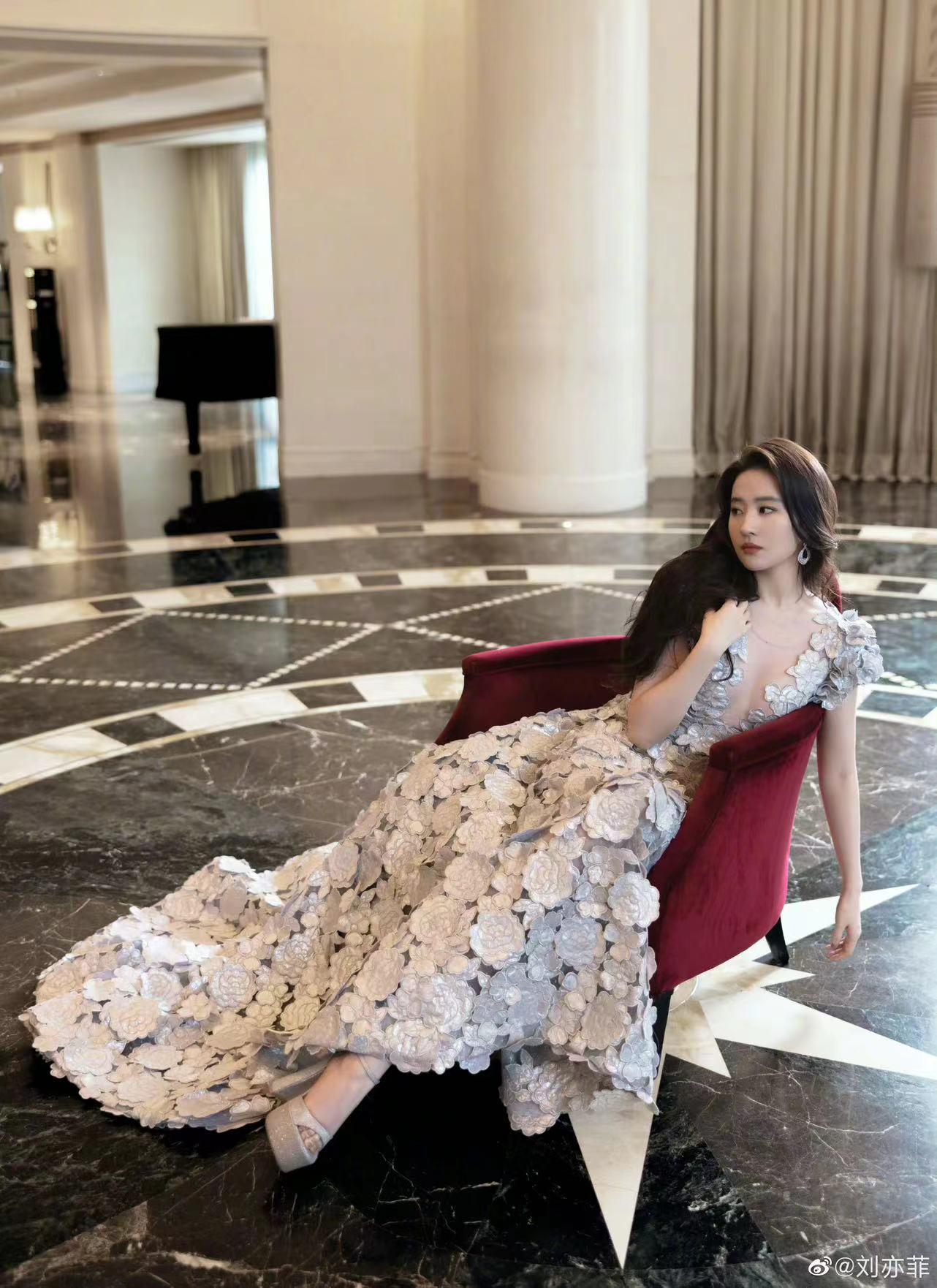 刘亦菲|刘亦菲晒卷发长裙靓照，完美诠释人间富贵花！