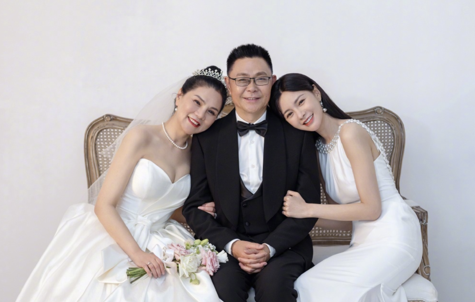 张柏芝|沈梦辰为父母拍婚纱照庆祝其结婚35年，60岁寿星妈妈保养有方好年轻