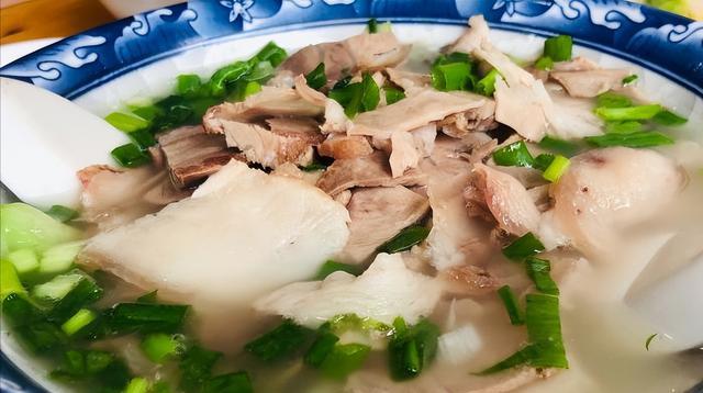 古镇|四川小伙带女朋友出游，在千年古镇上点了2荤1素，姑娘说了2个字