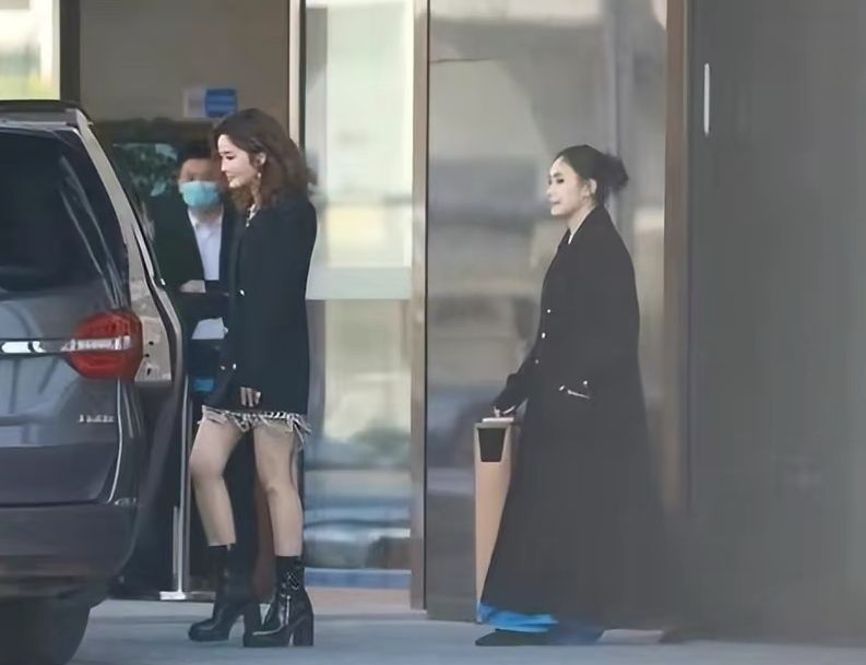 阿娇|阿娇《浪姐3》上班路透,穿长款风衣暴露身材,与阿Sa同框被艳压