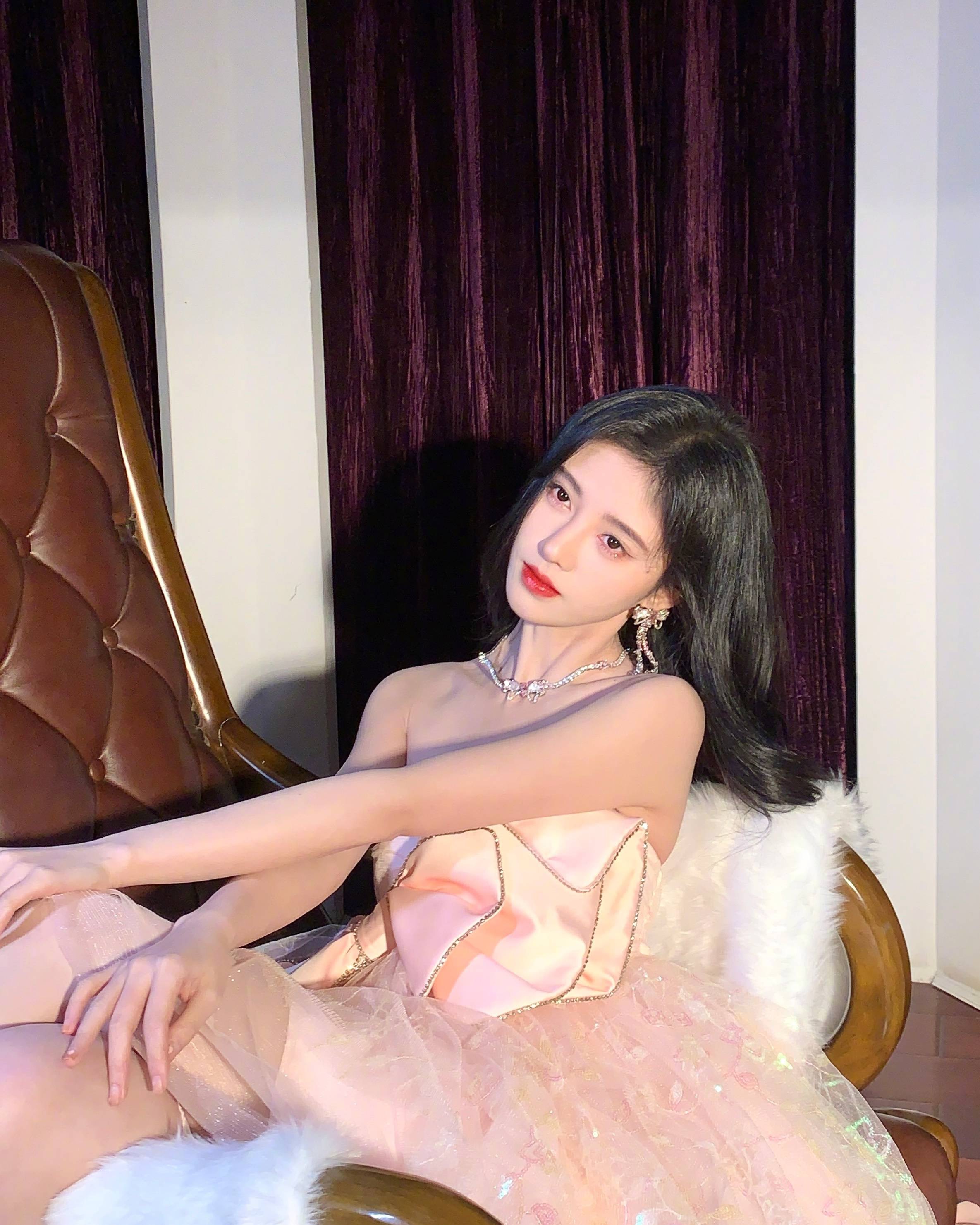 杨幂|鞠婧祎秀腊八自拍，生图太能打了