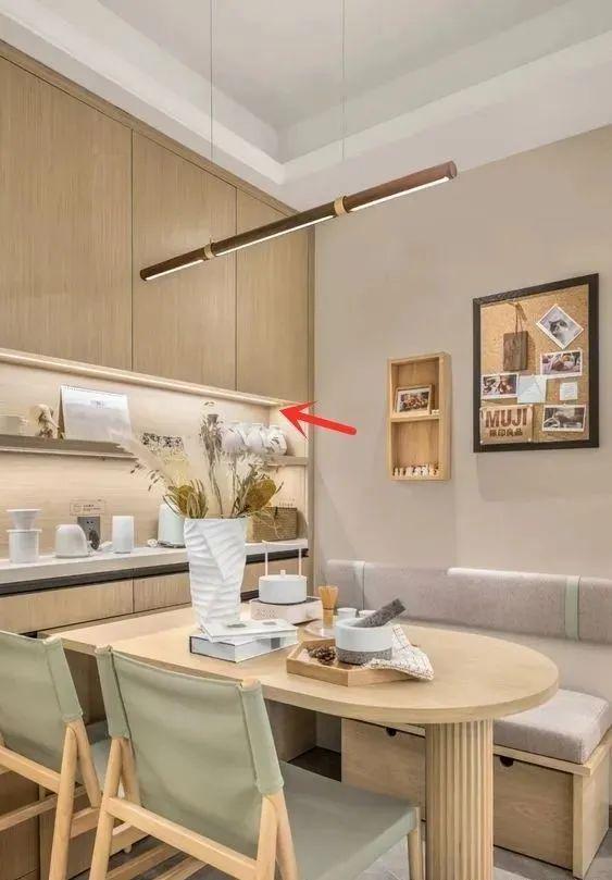 一个好的餐边柜,不仅重收纳,布灯都有讲究,绝不许拉挎整屋档次