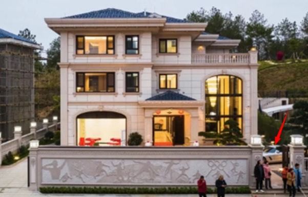 林丹|林丹和儿子豪宅内跳舞！全身贴满荧光棒太兴奋，妻子被网友催生二胎