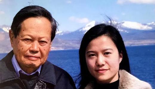 翁帆不小心说漏嘴，大方承认对杨老有所图？杨振宁的年薪有多高？