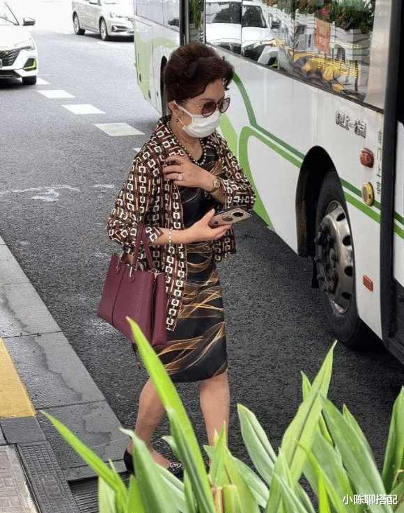 上海市 被上海街头的阿婆惊艳到了,抛弃老年装,亲身示范显气色更重要