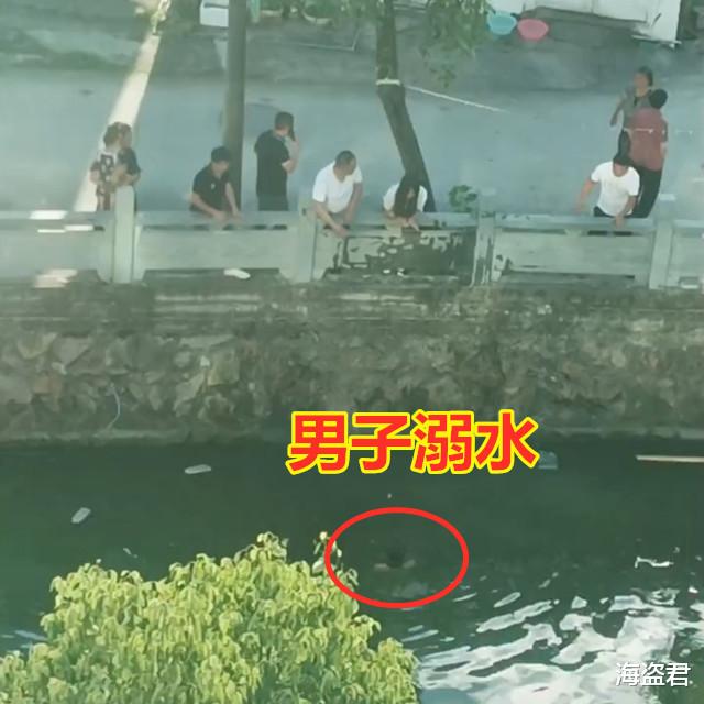 男子跳河被水淹没，路人悠闲围观无人施救，键盘侠指责冷漠被打脸
