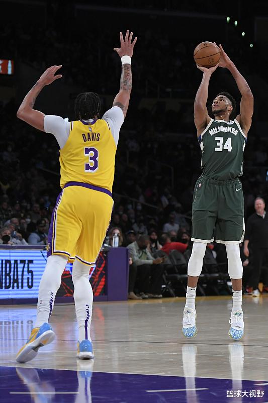 字母哥|44+14+8，字母哥和詹姆斯对飙！打破NBA纪录，成历史第一人