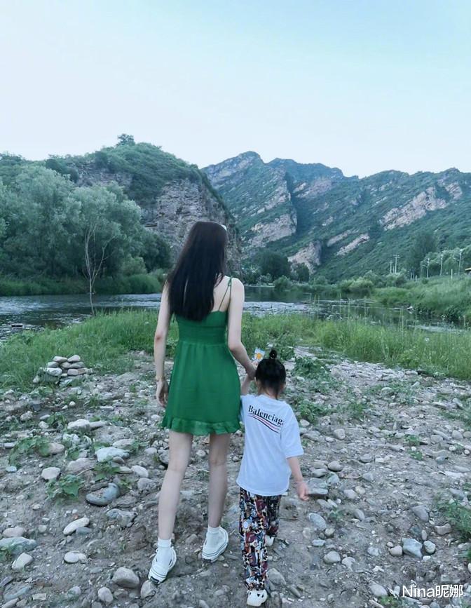 孙怡河边带娃避暑，老公角度下穿吊带着装清凉，女儿长腿似妈翻版