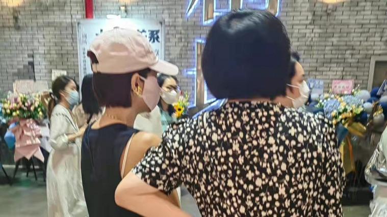 马伊琍|马伊琍文章疑复合？女方穿背心现身看话剧，两人脱离出轨风波