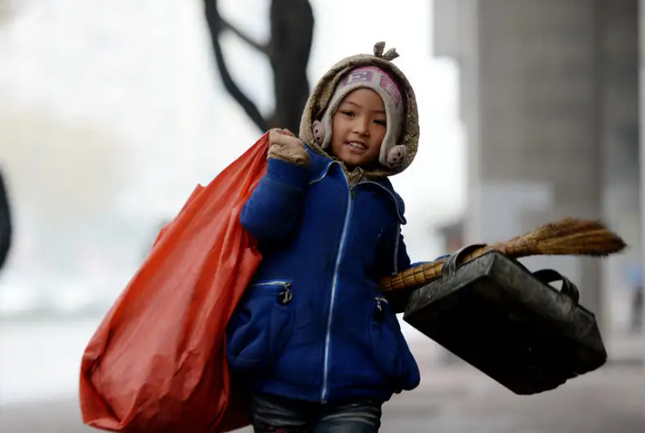 幼儿园|宝妈在儿子幼儿园当洗碗工，对1600工资满意，却被质疑给孩子丢人
